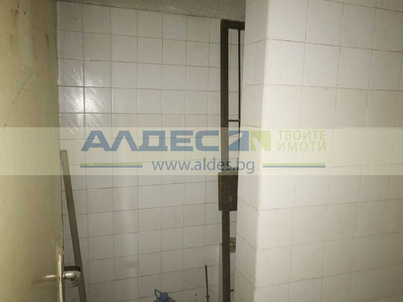 Продава магазин до Лъвов мост