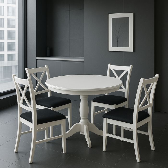 Маленький компактный комплект , стол раскладной + 4 стула .