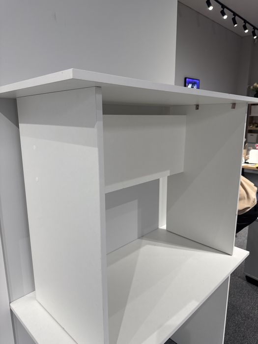 Продам столы белые