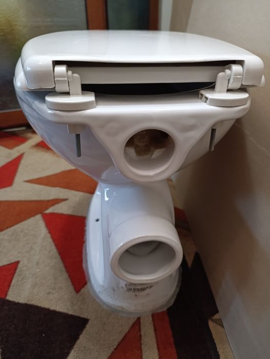 Продавам тоалетна чиния