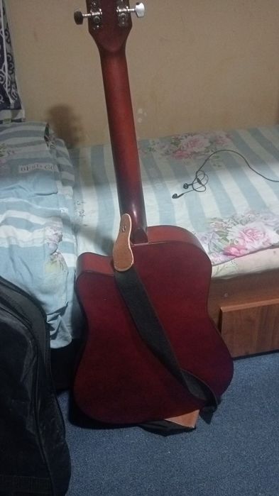 Gitara sotiladi yangi hali siroshni sotiladi