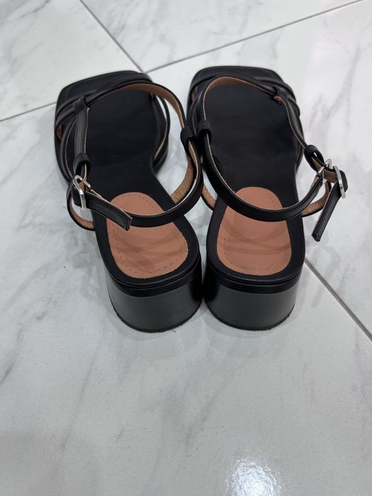 Босоножки кожаные