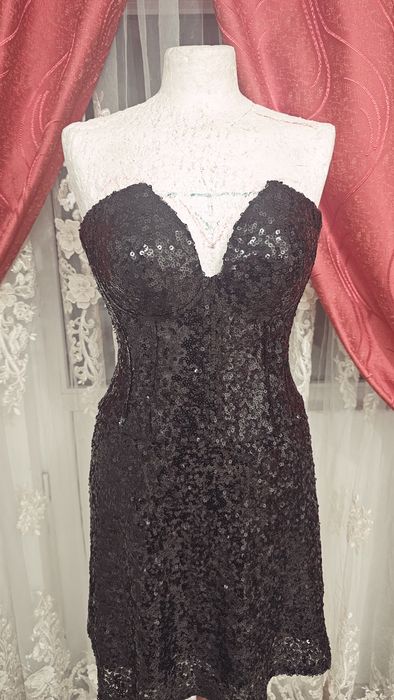 Ținută de evenimente – corset cu paiete și fustă clos scurtă, elegantă