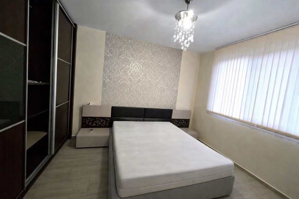 Луксозен тристаен апартамент под наем – 120 кв.м