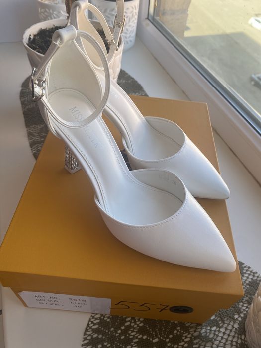 продам Туфли белые на каблуке