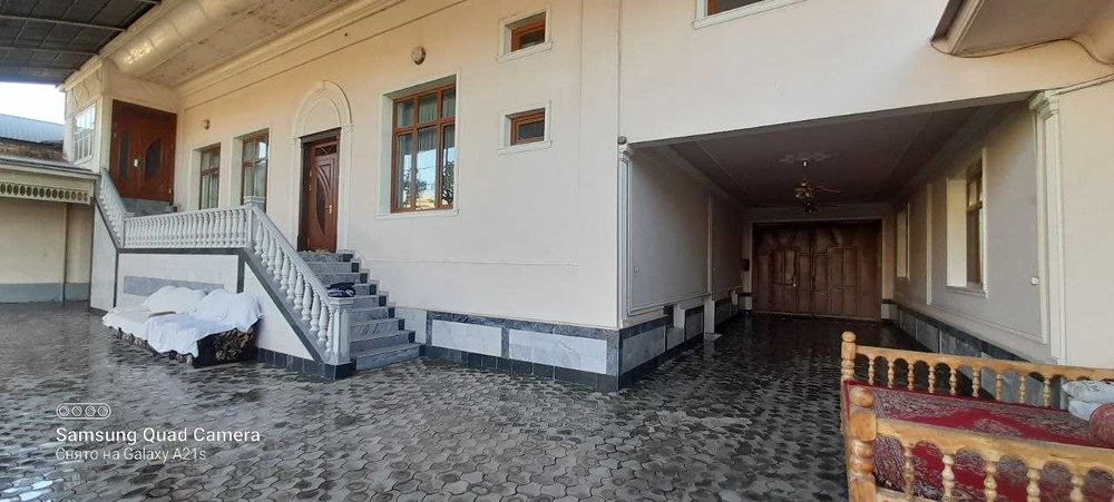 Gilamsaroy to`yxonani orqasida fayzli xovli sotiladi.