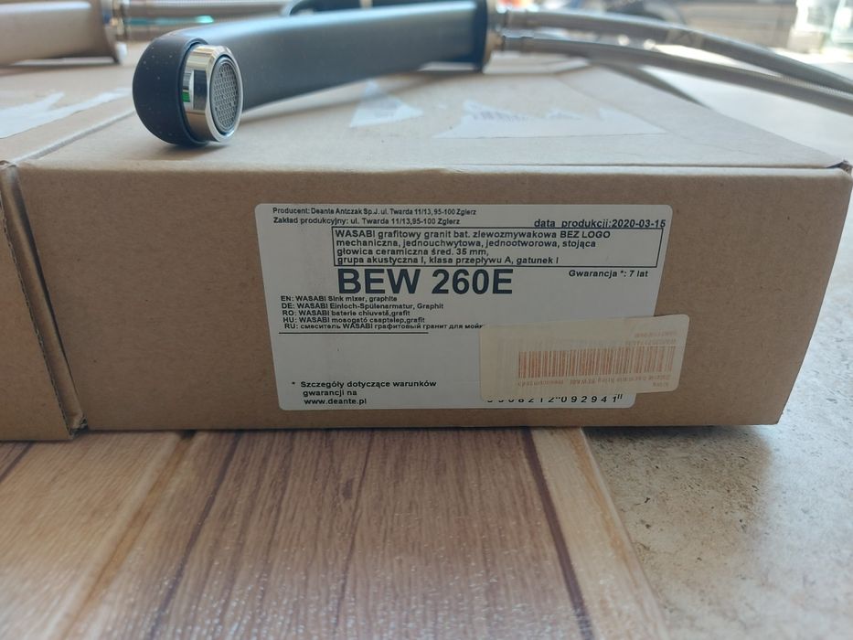 Стоящи смесители, кремав и черен.