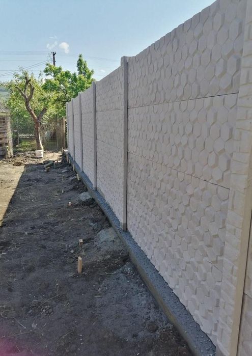 Gard din placi prefabricate de beton cu montaj