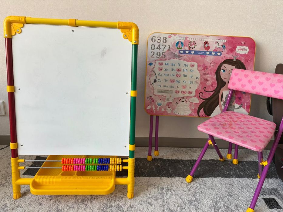 Продам мольберт и детский столик вместе