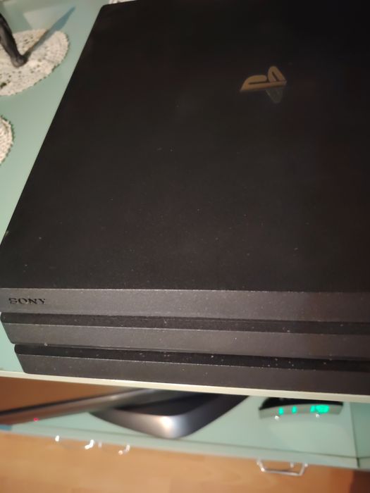 Плейстейшан 4 про. С 9 диска за игри