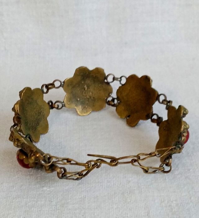 Стара възрожденска гривна с червени кабошони