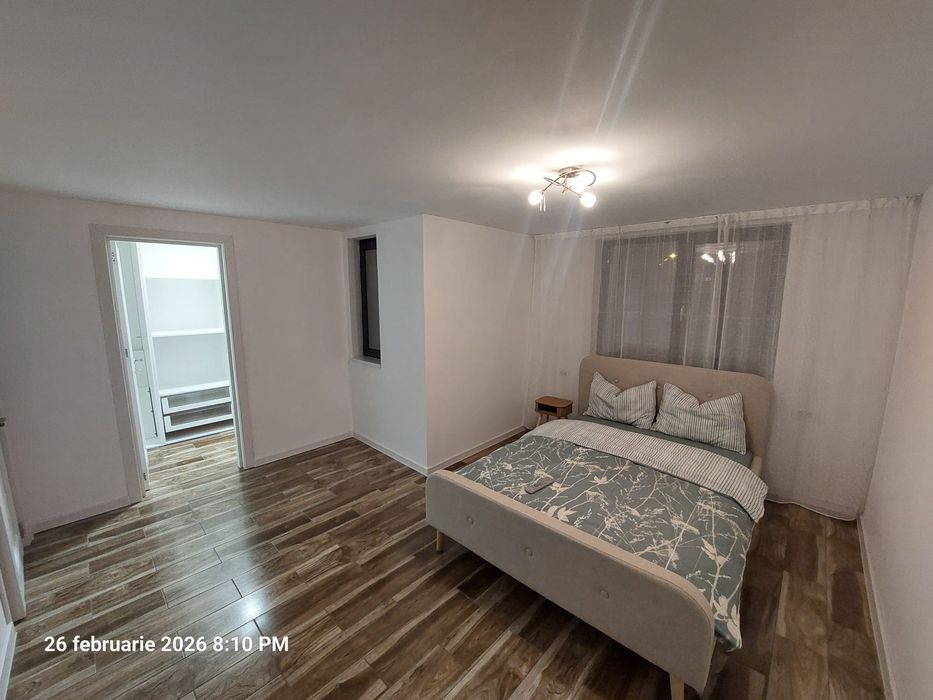 Închiriez jumătate de duplex