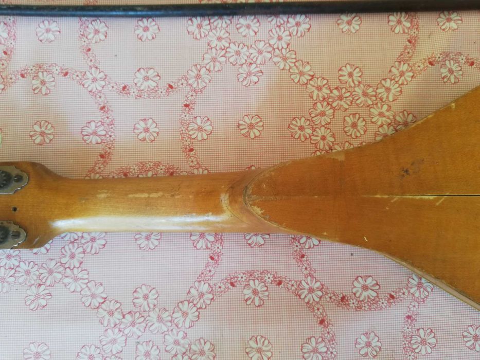 стара мандолина и лък музикален инструмент