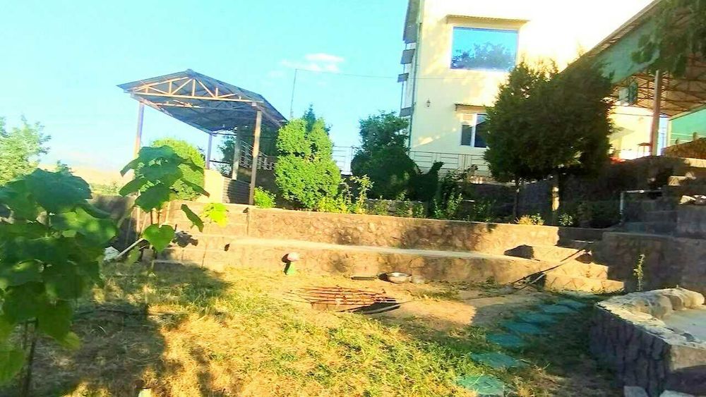 Бизнесга ва яшашга  1 ГА ерга жойлашган Уй ва  бог  Паркент рн