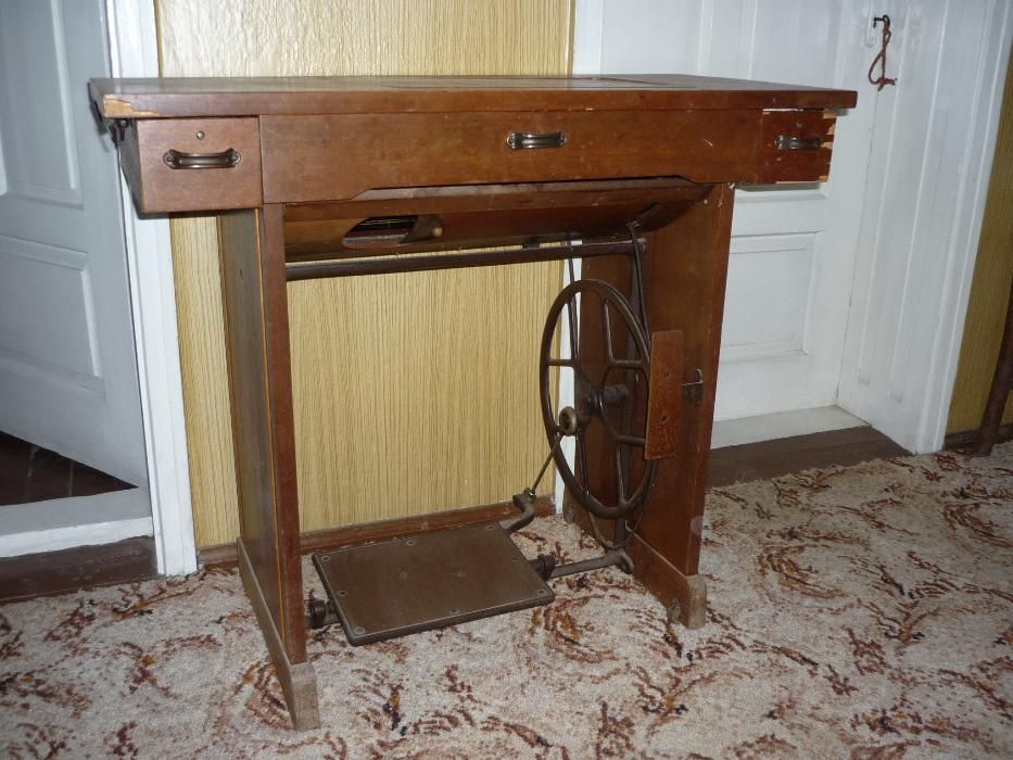 Старинна крачна шевна машина Науман