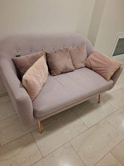 Двуместен прекрасен диван