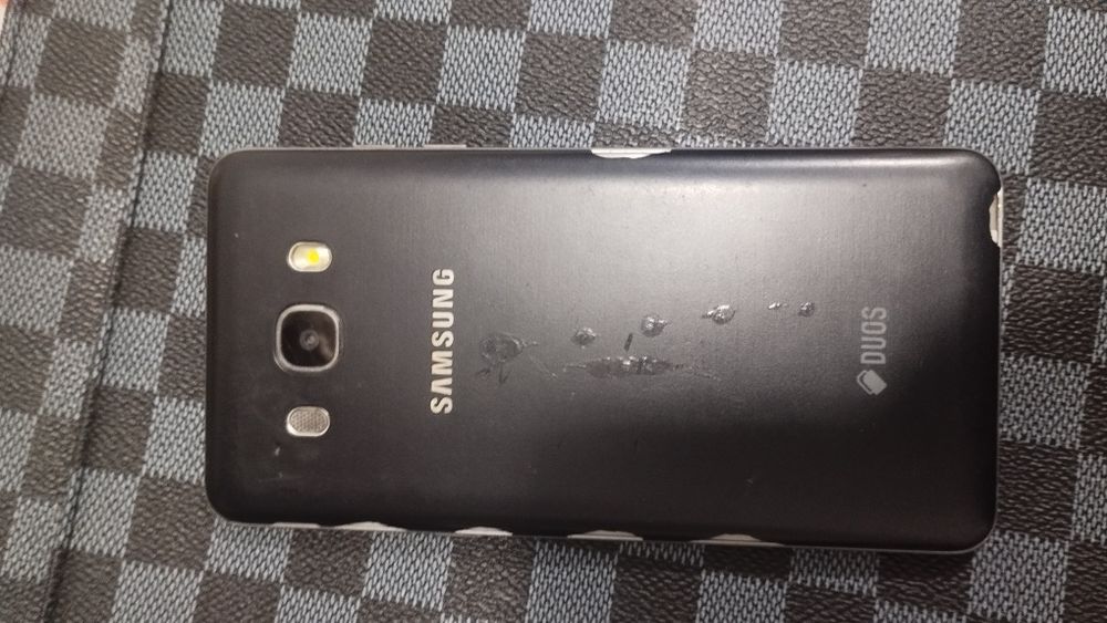 Samsung j5.          16 gb