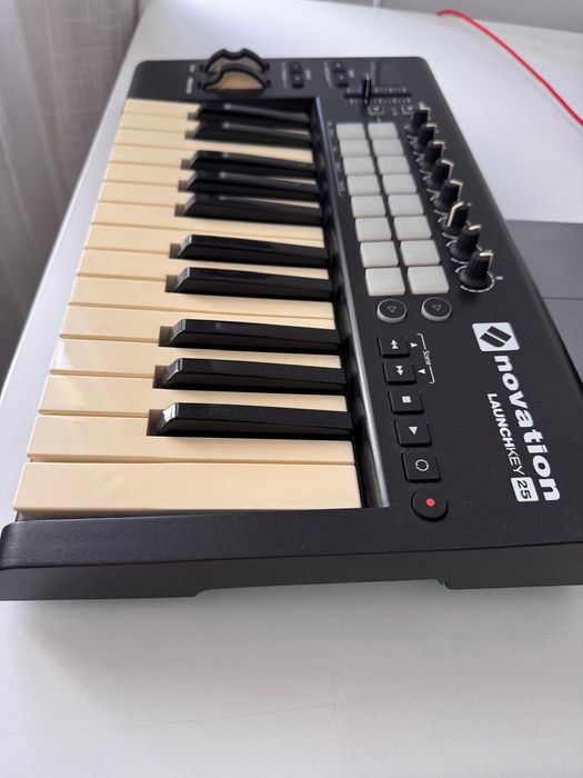 Clapa/Controller Novation Launchkey 25 MK2
