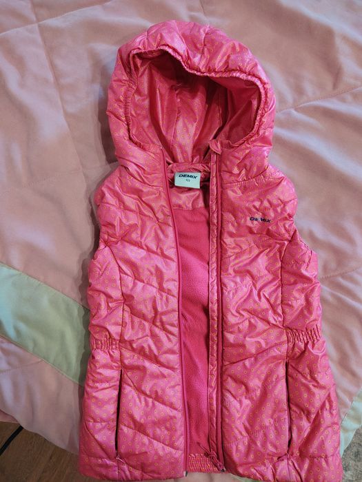 Продаётся безрукавка для девочек, рост 122 см