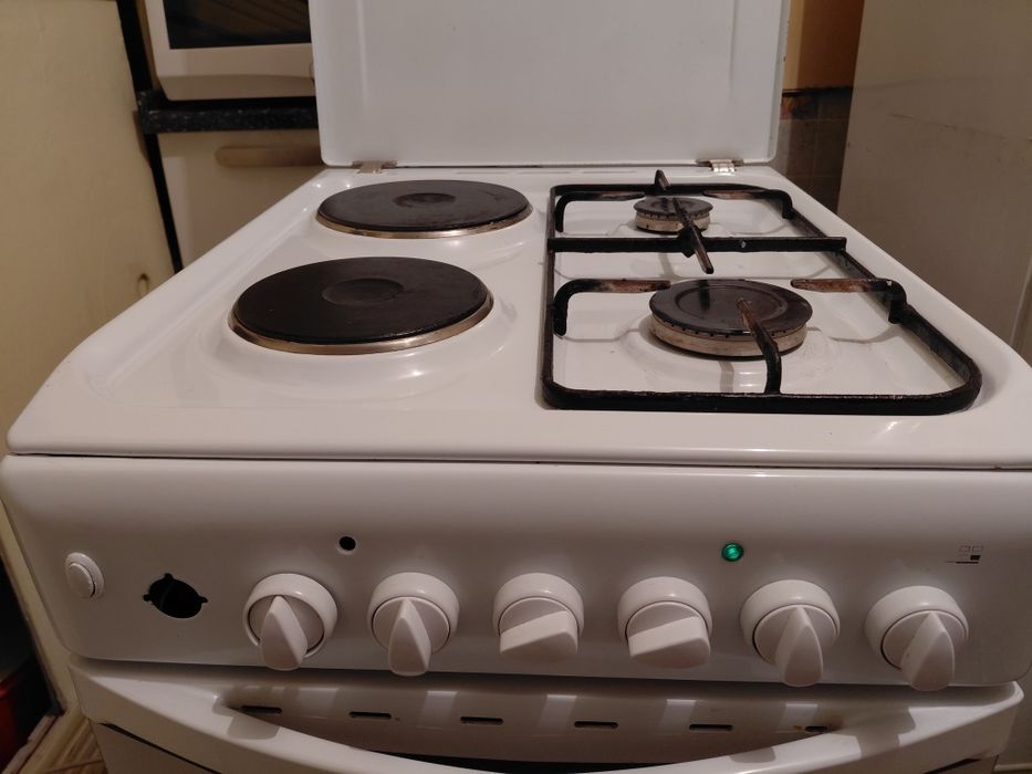 Продам газ плиту индезит