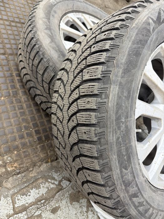 Продам зимнии шины Bridgestone с шипами