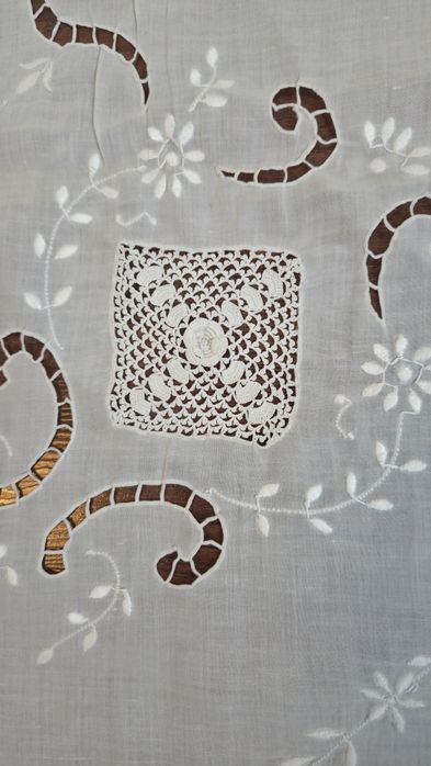 Покривка за маса, рязана бродерия 107х85см