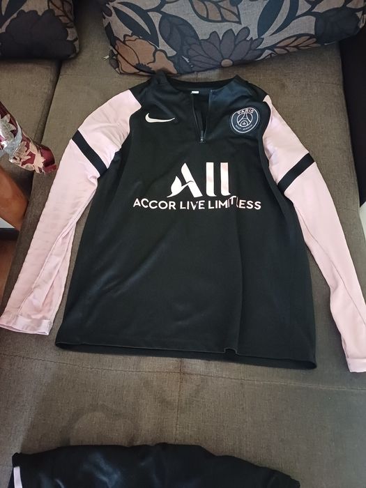 Продавам спортен анцунг NIKE на PSG
