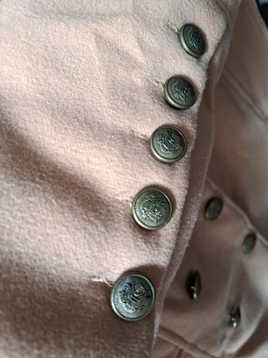 Ново елегантно палто с ефектни копчета