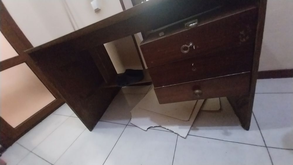 Отдам даром стол и диван
