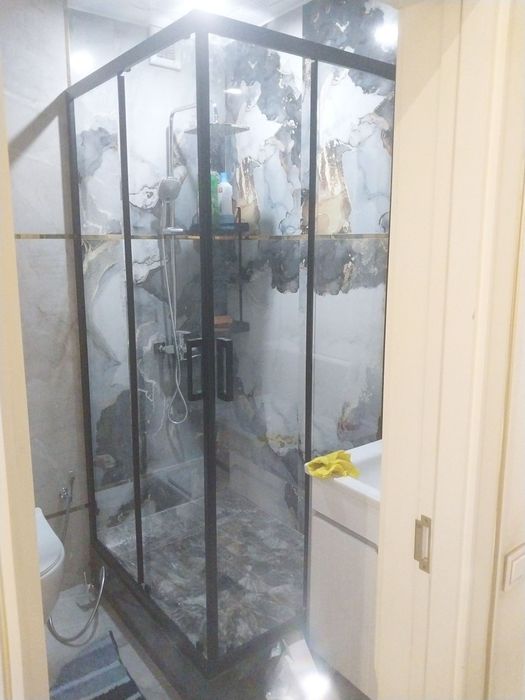 Dush kabina rombik oynalar perilla eshik rollarga oyna