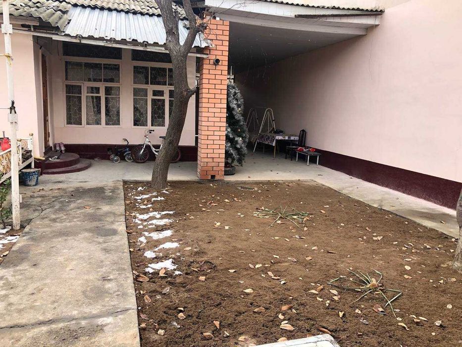 Участок возле гимнастики в юнусабаде