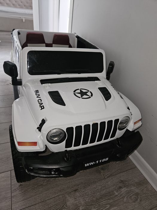 Электромашинка детски, пульт и педальный управление.