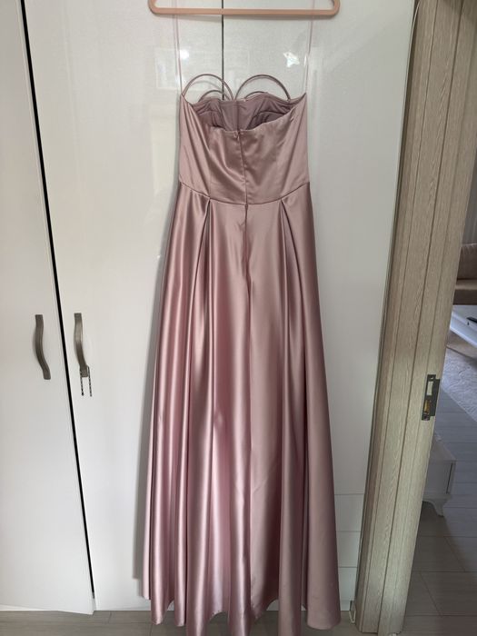 Нежна розова сатенена рокля с тънки презрамки