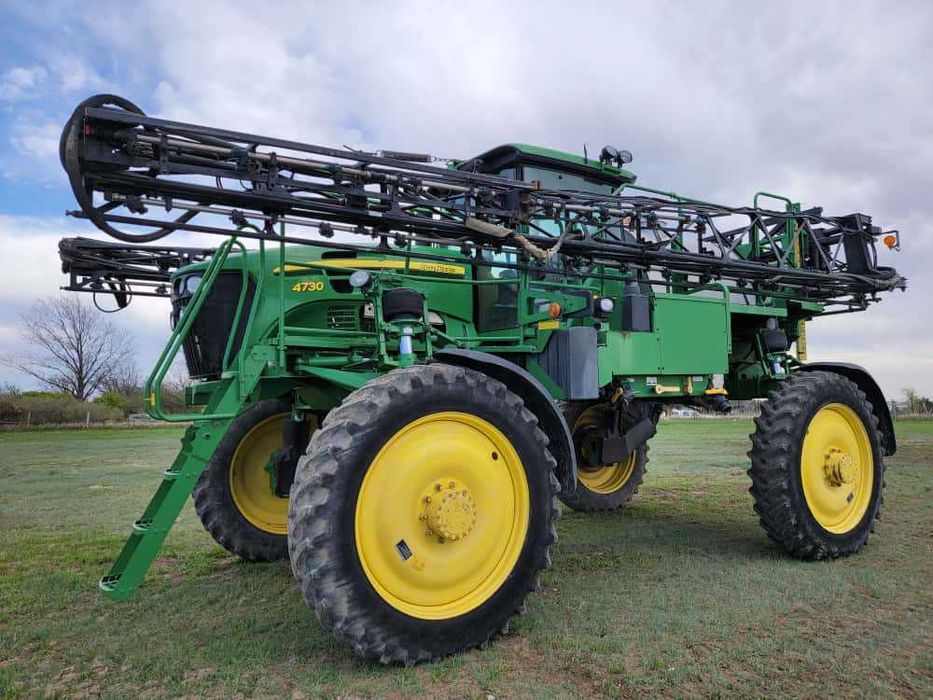 Самоходный опрыскиватель John Deere 4830