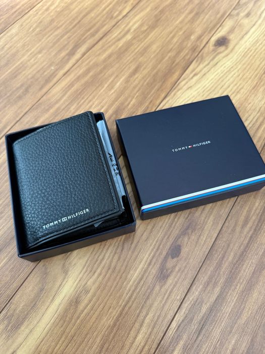 Кожен портфейл Corporate Tommy Hilfiger с тройно прегъване, нов