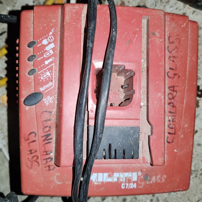 Hilti cu acumulator  și încărcător,