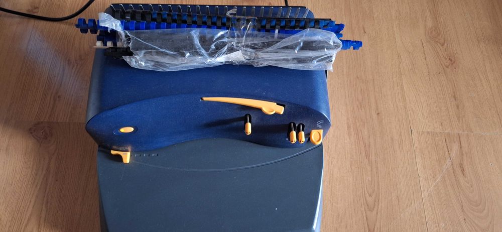 Aparat de indosariat profesional Esselte -perforare automata/electrica