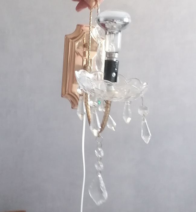 Люстра и бра в отличном состоянии.