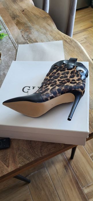Обувки на ток GUESS