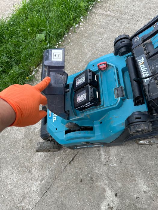 Mașină de tuns iarbă Makita DLM382