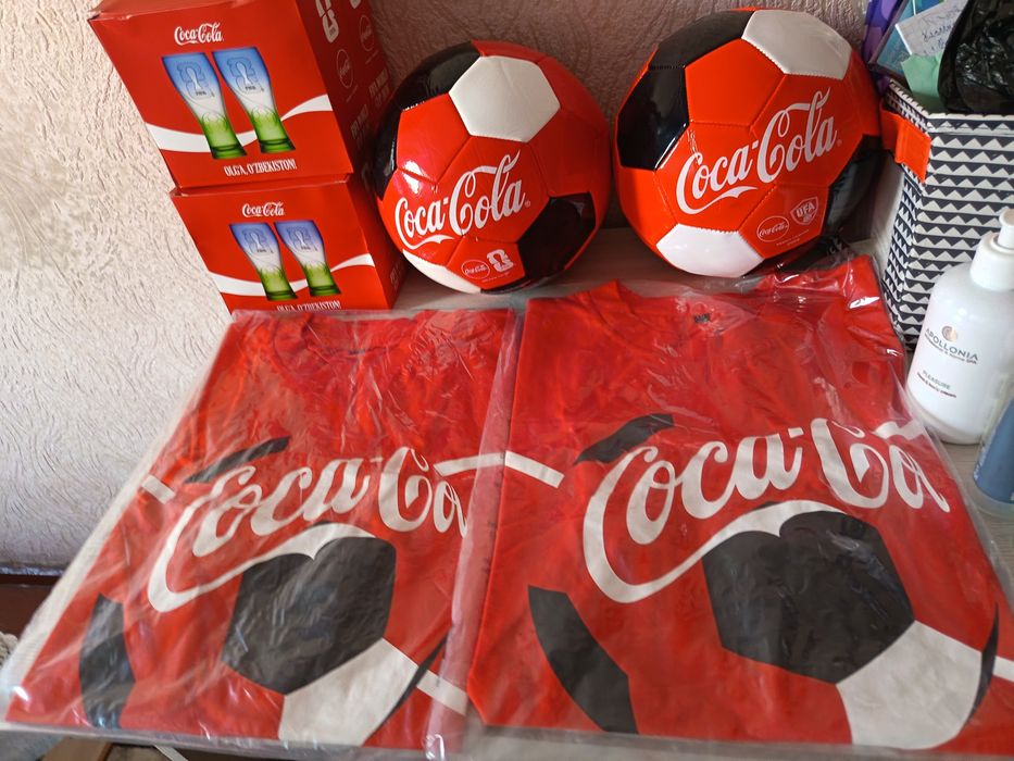 Продам футболки,мячи,бокалы от Coca-Cola новые.