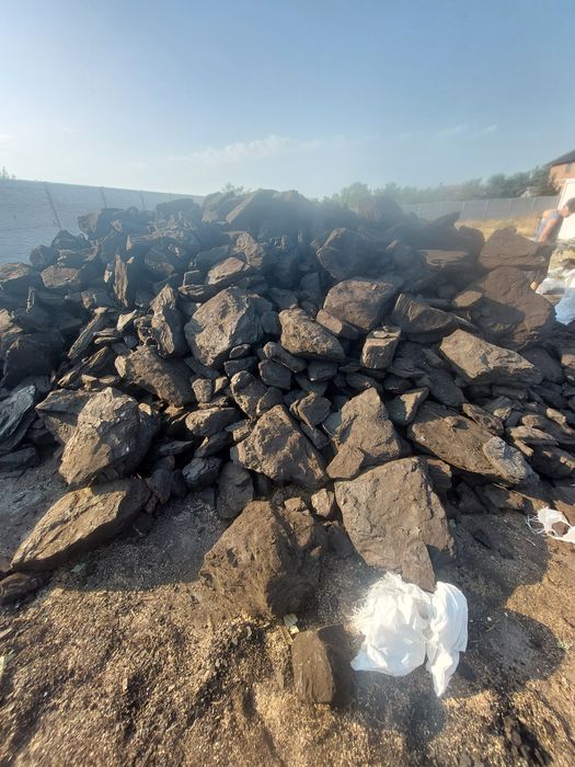 Vând Carbuni lignit sortiți manual foarte  buni pentru centrala termic