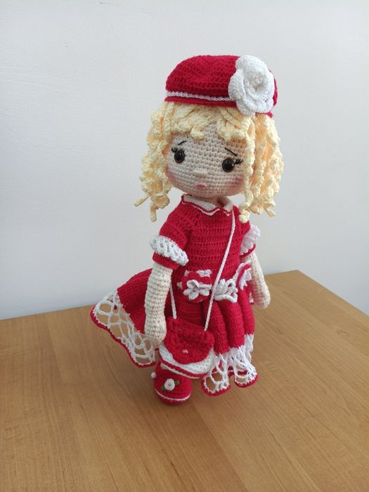 Вязаная игровая кукла