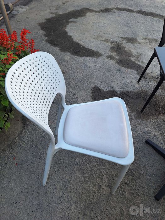 Kafe va xonadon uchun stol va 4 ta stul toʻplami srochno sotiladi!