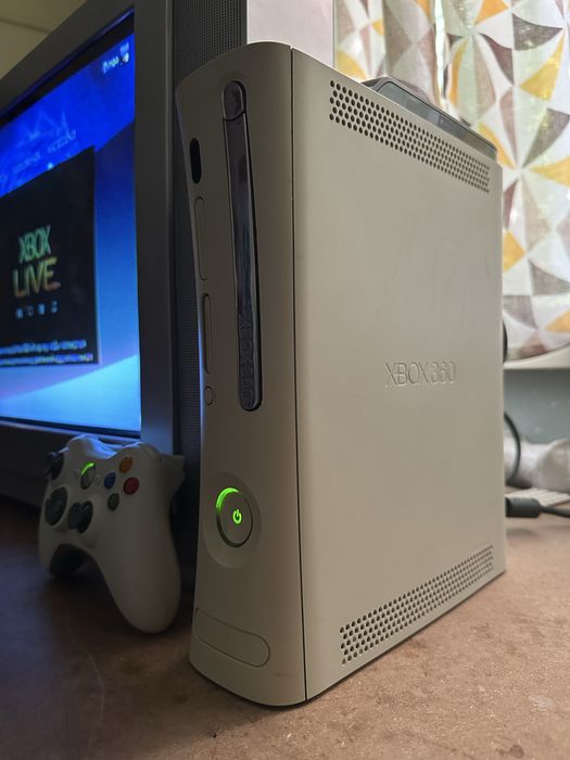 Продам Xbox360 прошит на LT 3.0, торга нет!