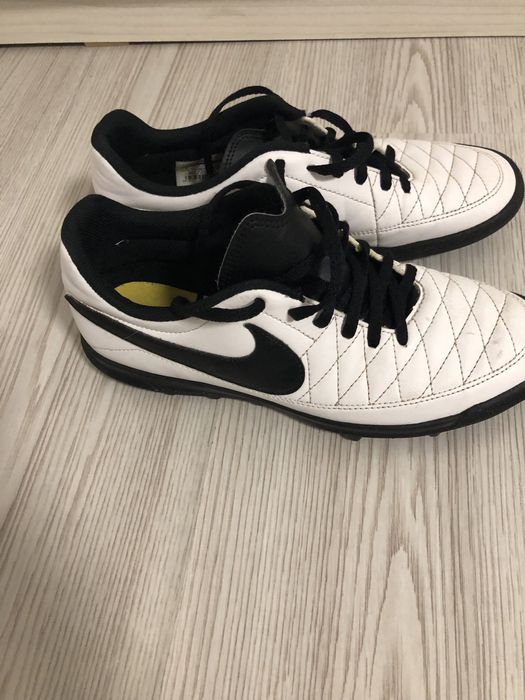 Adidasi de fotbal marca nike marimea 40 in conditii excelente