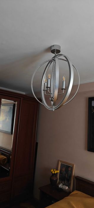 Candelabrul cu 4 becuri cu mai multe deschideri