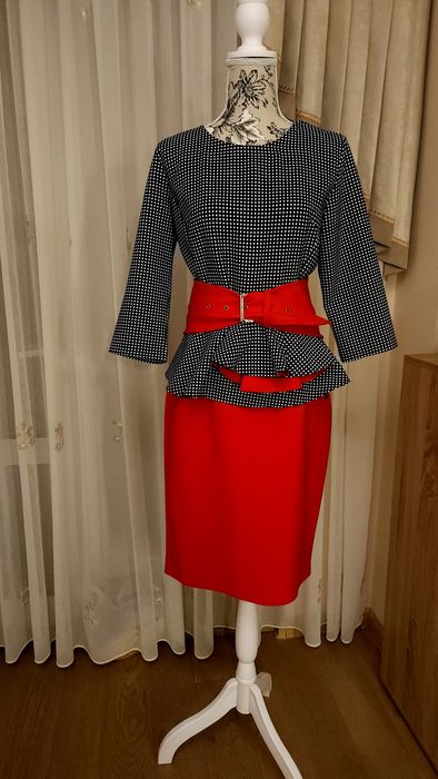 Costum elegant din 3 piese, fusta roșie, bluza cu peplum bleumarin