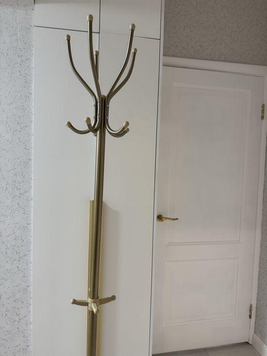 Пролам напольную вешалку