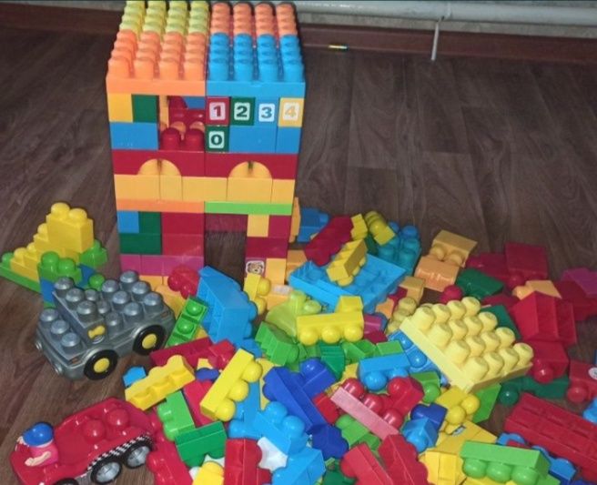 Продам конструктор крупный.